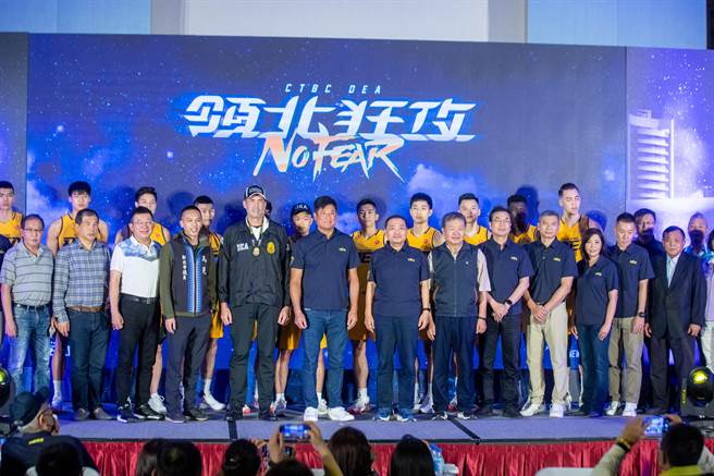 「新北中信特攻籃球隊」隊員今穿上冠名新北市的「勇氣黃」主場戰袍公開亮相，新北市長侯友宜（前排中）出席開季記者會，「新北中信特攻籃球隊」成就新北做大事，凝聚市民團結與向心力。（陳慰慈攝）