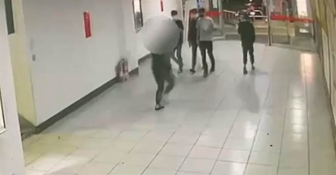 18歲彭姓男子今（6日）凌晨0時許，從新北市板橋區大觀路某KTV歡唱結束後準備離開，卻突然遭21歲陳姓男子與2名少年埋伏持西瓜刀追砍。（翻攝）