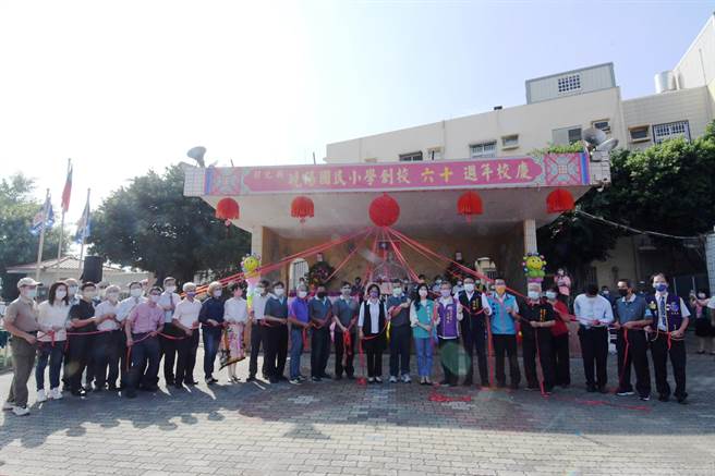彰化縣線西鄉曉陽國小喜迎60周年校慶，6日上午舉行校慶運動會，彰化縣長王惠美也現身祝福送上大禮，開箱「校史室」、「視聽教室」及「兒童遊戲場」。(吳建輝攝)