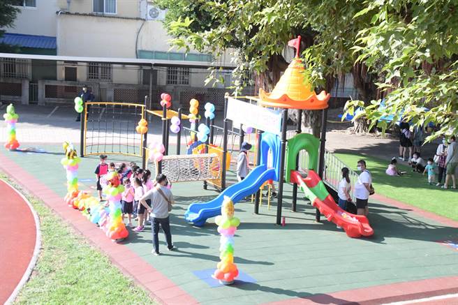 縣府向教育部爭取170萬讓視聽教室煥然一新，遊戲場的設施也獲得改善，另外也用現款補助更新資訊科技教室，前後補助經費將近1200萬。(吳建輝攝)