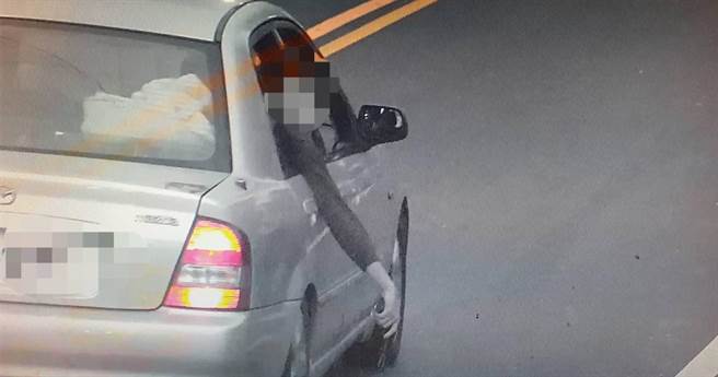 林姓男子搭友人轎車，沿途亮槍，嚇壞路人。（新城警方提供／王志偉花蓮傳真分局）