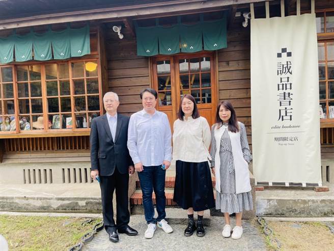 基隆市文化局長陳靜萍（右起）、誠品董事長吳旻潔、基隆市長林右昌6日參與誠品期間限定店進駐基隆沙灣園區活動。（張穎齊攝）