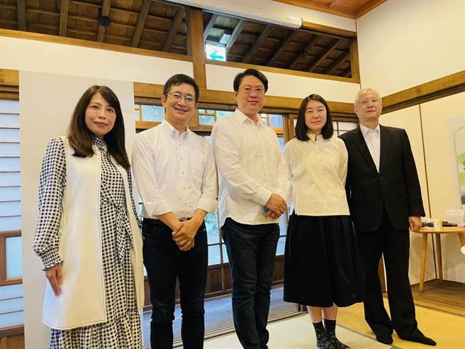 基隆市文化局長陳靜萍（左起）、立委蔡適應、基隆市長林右昌、誠品董事長吳旻潔6日參與誠品期間限定店進駐基隆沙灣園區活動。（張穎齊攝）