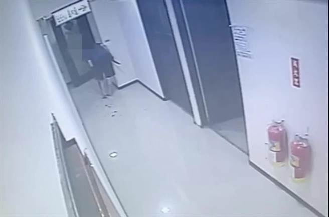 受伤男子夺刀跑出屋外，并大声呼救。（翻摄照片／林郁平台北传真）