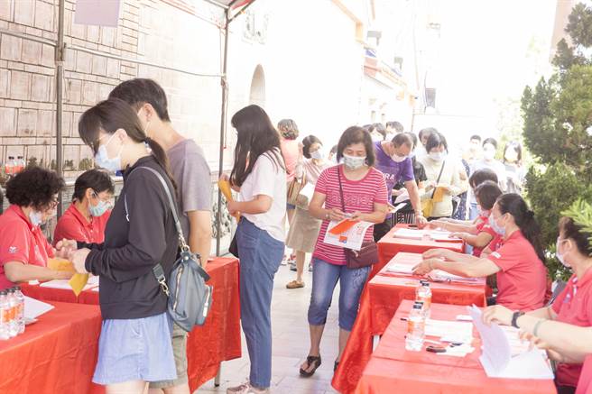 领取万和宫奖学金的同学或家长，络绎不绝，相当热闹。（万和宫提供）