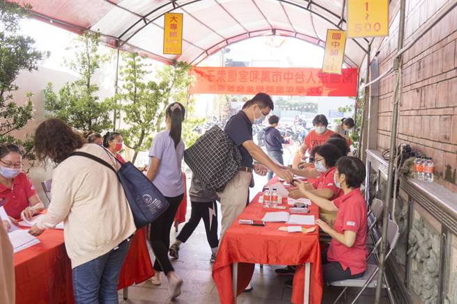 领取万和宫奖学金的同学或家长，络绎不绝，相当热闹。（万和宫提供）