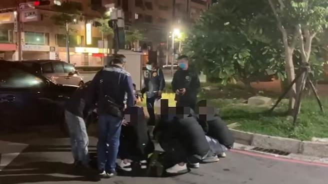 新北市三重、五股、板桥等地自4日起陆续传出3起枪击案件及1件砸店事件，警方5日晚间循线逮捕14嫌到案。（翻摄）