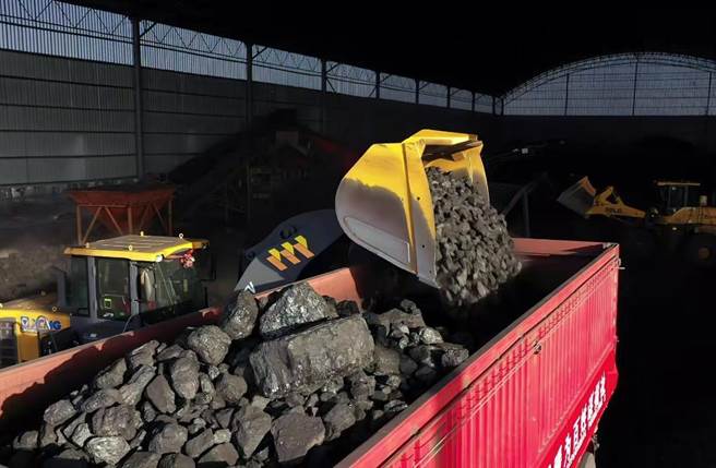 内蒙古涉煤腐败「倒查20年」已挽回经济损失近2253亿元。图为10月29日，内蒙古伊金霍洛旗一煤矿装煤现场。（新华社）