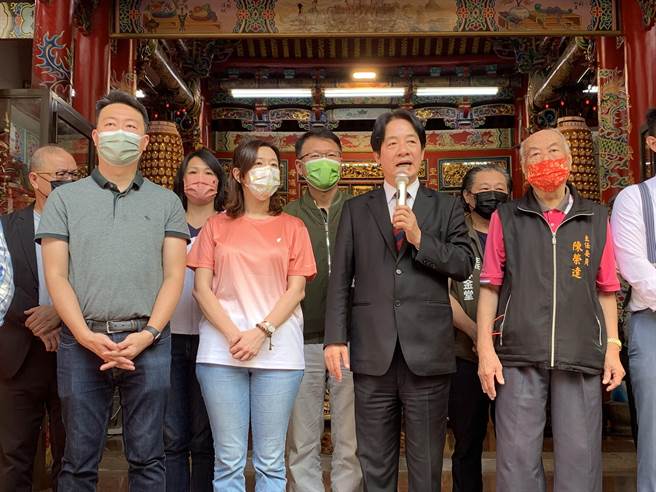 副總統賴清德(右二)到台中市大肚區萬興宮，為立委補選參選人林靜儀(左二)站台，他並讚林是「即戰力」。(林欣儀攝)