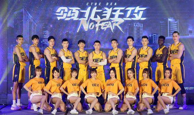 中信特攻球员与啦啦队合影。(新北中信提供)
