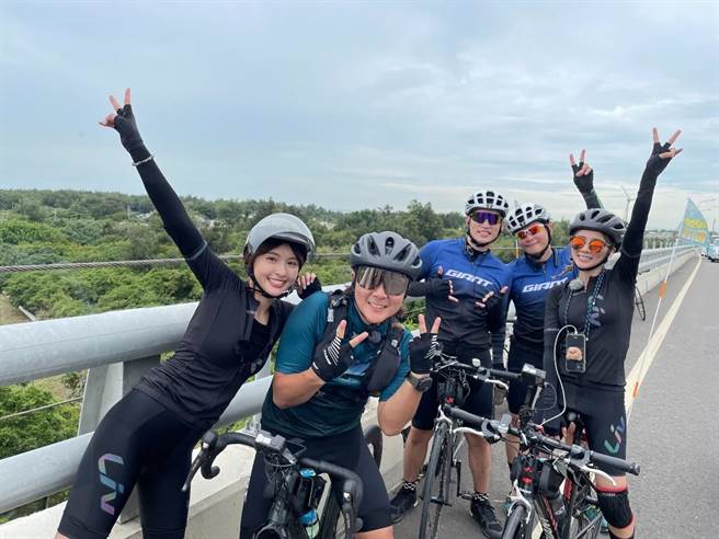 《飢饿》主持群峮峮(左起)、王仁甫、许孟哲、孙协志、「豆花妹」蔡黄汝热血挑战5周年特企。（中视提供）