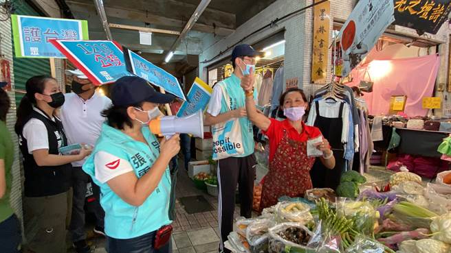 6日民眾黨彰化縣黨部到市場、夜市等地宣講，針對普遍民眾最在意的食安議題「反萊豬」與民眾討論，獲得民眾大力支持，大喊「拒吃毒豬肉」。(民眾黨提供／吳建輝彰化傳真)