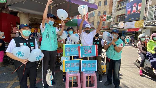 張雪如(右)說，民眾黨對公投態度並非「兩好兩壞」，因黨主席柯文哲認為，不能將國家變成是非題，應該要將國家建立為申論題，否則就不是民主自由的國家。(民眾黨提供／吳建輝彰化傳真)