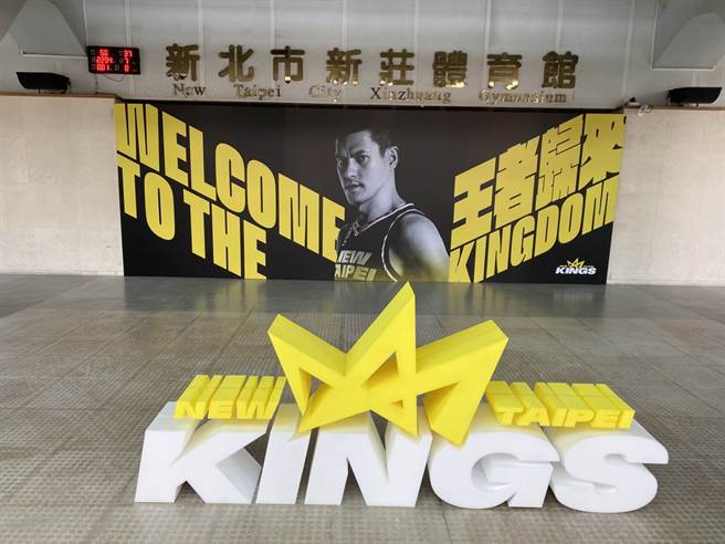 一走进新庄体育馆就可看到杨敬敏的大型海报。(黄及人摄)