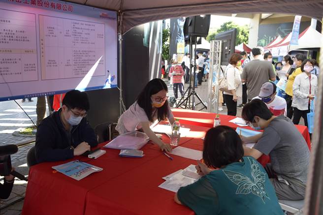 順應「自我行銷」時代的來臨，活動現場設置「履歷服務區」，幫助求職者包裝行銷自己，透過完美的履歷脫穎而出。(吳建輝攝)