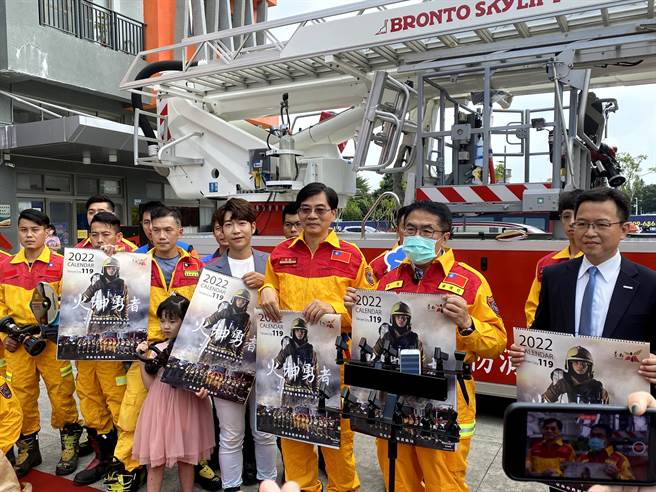 蔡宗伦创作演唱台南消防形象年历及影片《火神勇者》主题曲〈我在你身边〉。（力行娱乐提供）