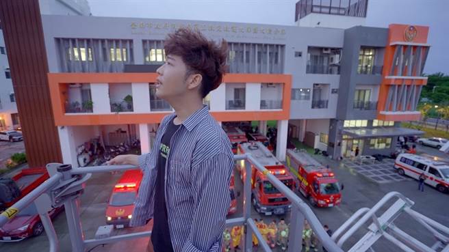 蔡宗伦坐云梯车登高五层楼去拍摄ＭＶ。（力行娱乐提供）