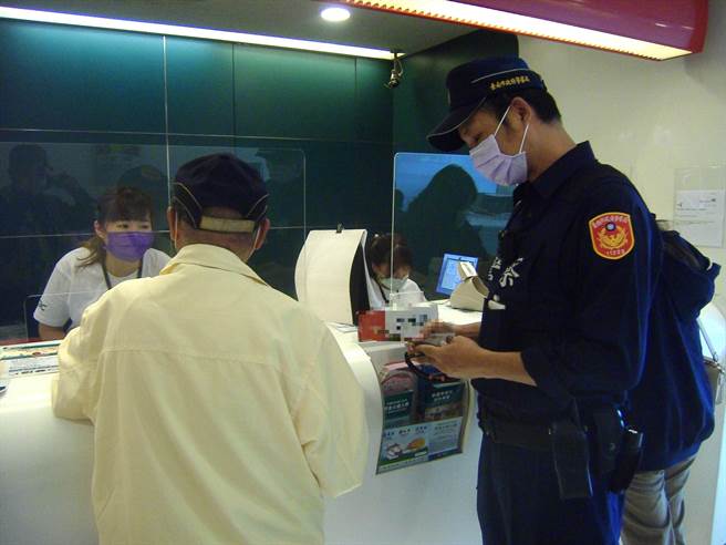 葉姓老翁尋求晚春戀，卻差點中了網路詐騙圈套，警方勸阻才保住他借來的110萬元。（讀者提供／程炳璋台南傳真）