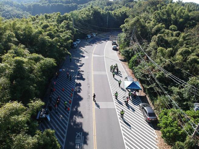 六甲174线山路弯道重机飙速，台南警出动空拍机搜证取缔。（读者提供／刘秀芬台南传真）