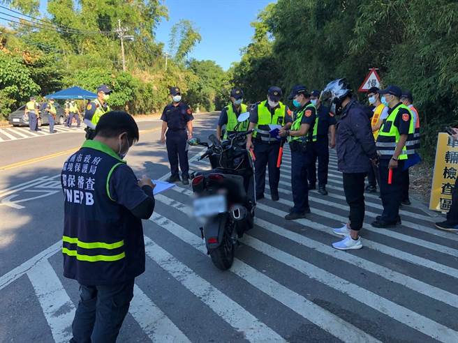 六甲174线山路弯道重机飙速，台南警结合相关单位于174线32.7公里处执行改装车辆及大型重机车联合稽查。（读者提供／刘秀芬台南传真）