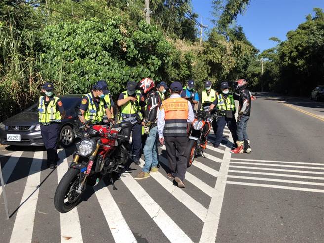 六甲174线山路弯道重机飙速，台南警结合相关单位于174线32.7公里处执行改装车辆及大型重机车联合稽查。（读者提供／刘秀芬台南传真）