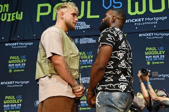 Youtuber拳击手杰克保罗(左)与伍德利。（达志影像）