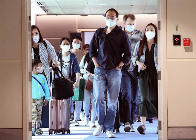 國內新增2例新冠肺炎境外移入病例，在桃園機場入境管制區內，剛下機的旅客準備通關入境。（范揚光攝）（圖中非新聞當事人）
