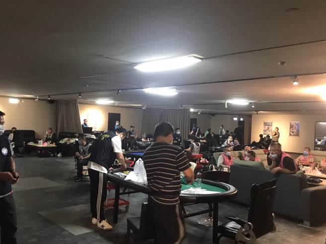 桃園市平鎮警分局日前接獲民眾檢舉，位於平鎮區環南路「大中華博弈協會」疑有經營賭場賭場情事，警方5日傍晚前往攻堅。（翻攝照片）