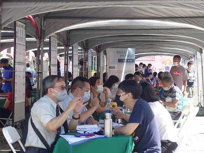 「台南好生活 台南呷头路」新营场就业博览会6日举办，提供5380个工作机会。(台南市劳工局提供／刘秀芬台南传真)