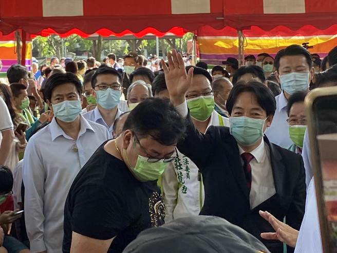 副總統賴清德一到現場請民眾站起大呼口號，「4個不同意，台灣更有力」。（張妍溱攝）