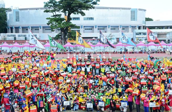 今年適逢六堆300年，屏縣府號召300隻客家獅一同逗熱鬧。（林和生攝）