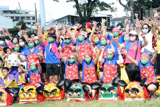 六堆各鄉鎮手作特有客家獅，一同歡慶六堆300年。（林和生攝）
