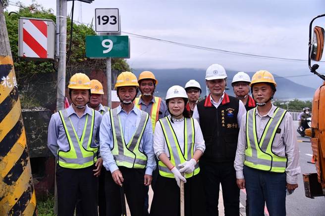 县长徐榛蔚与台电花莲区营业处联手主持拆杆仪式。（花莲县府提供／王志伟花莲传真）