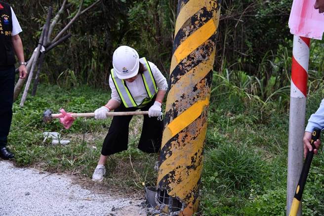 徐榛蔚参加「花193线县道高干架空线路下地管路工程」拆杆仪式。（花莲县府提供／王志伟花莲传真）