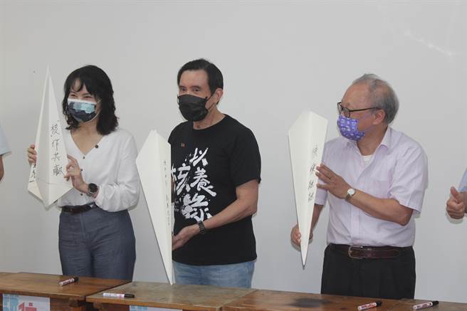 前總統馬英九（中）參加核能工業發展歷史特展，對於國台辦列台獨制裁清單，他認為，大陸在採取行動前應多了解台灣政治生態，有時一不小心會產生反效果。（陳慰慈攝）