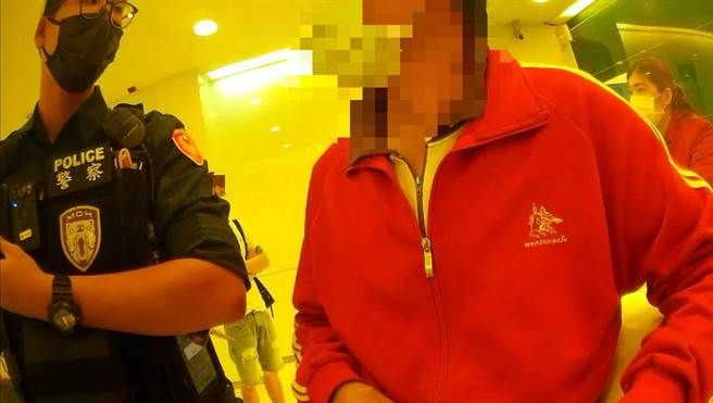 桃园市八德区介寿路中国信托银行，5日早上有民眾要匯款2万美金，并称要投资疫苗，但被员警识破是诈骗手法。（翻摄照片）