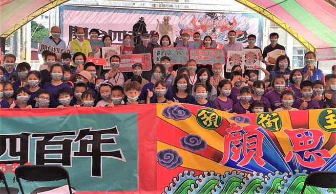 北港糖厂停车场围篱上的开台400年故事彩绘今（6日）揭幕。（周丽兰摄）