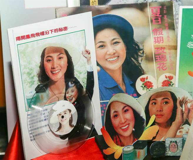 凤飞飞远行10周年 暖心凤友租捷运灯箱缅怀一代歌后。图为2016年《想入飞飞》我爱凤姐特映会，凤友会以及凤飞飞的歌迷铁粉们，带着珍藏许久且具故事性的纪念品，到现场表达对凤飞飞的想念。（资料照）