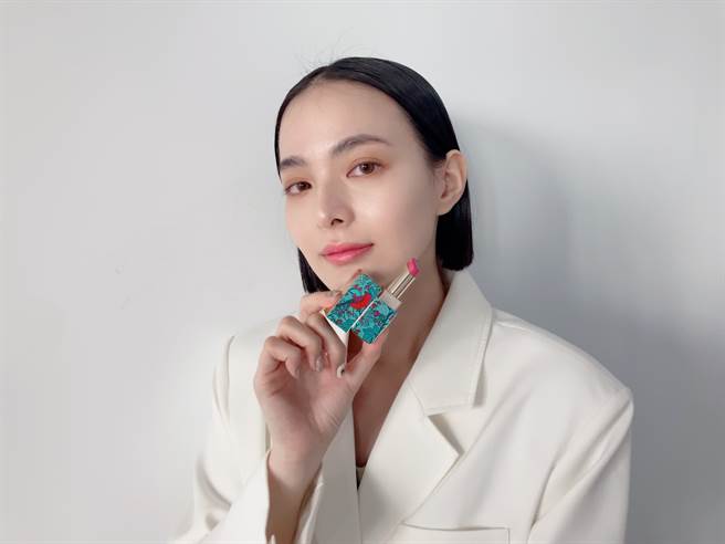 肌膚之鑰、伊麗莎白雅頓、愛馬仕、ADDICTION推出限量彩妝、保養，圖中為MODEL示範限量的肌膚之鑰祕密花園唇膏#517完美玫瑰。（邱映慈攝）