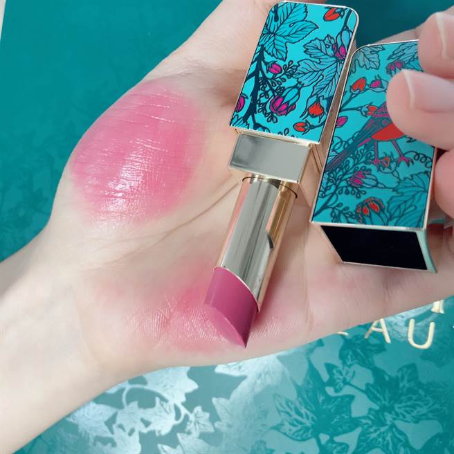 肌膚之鑰祕密花園唇膏#517完美玫瑰手部試色。（邱映慈攝）