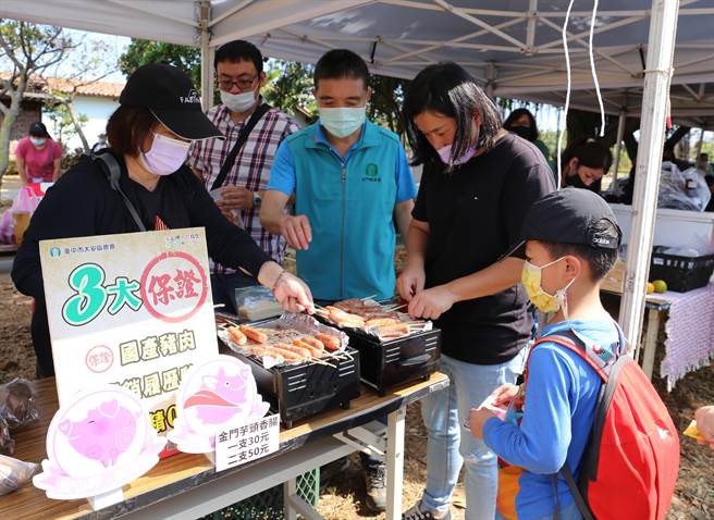 金门县农会与台中大安农会合作的「芋头香肠」热卖。（金门县林务所提供）