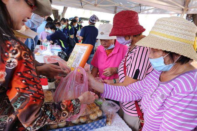 社区妈妈自制的「古早味」传统糕点吸引民眾抢购。（金门县林务所提供)