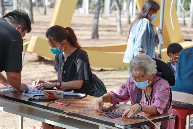 编织DIY课程吸引乡亲参加，老阿嬷也露一手好手艺。（金门县林务所提供）