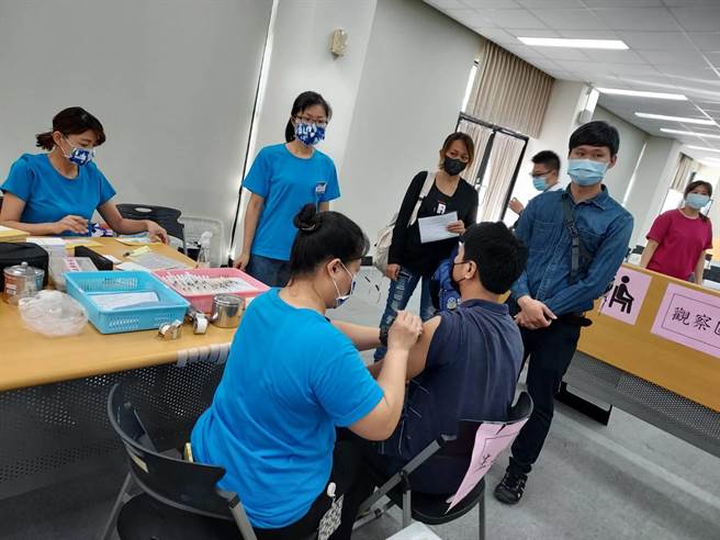雲林縣衛生局6日安排斗六市永安診所疫苗服務團隊到雲林科技工業區服務中心設置接種站，方便企業員工包括移工接種。（周麗蘭攝）