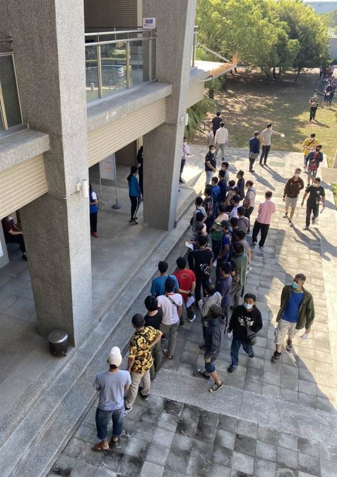 今天（6日）在雲林科技工業區服務中心設置的企業外展接種站大排長龍。（周麗蘭攝）
