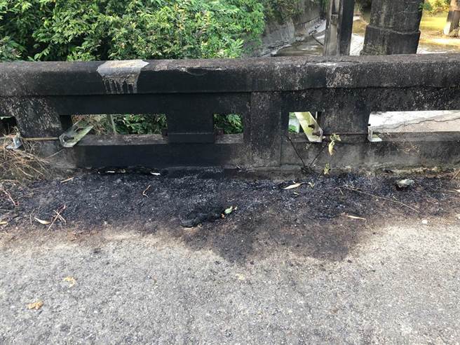 高雄市旗山區武鹿橋下今天下午發現一具男屍，該名男子疑似從橋上墜下，已經明顯死亡，不過身體卻有焚燒過的痕跡，目前警方已經趕往現場勘查，追查男子身份以及死因。(警方提供／林雅惠傳真)
