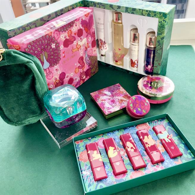 肌膚之鑰全新祕密花園限量系列，圖中的肌膚之鑰祕密花園精萃光采保養禮含精萃光采柔潤潔膚皂35g、精萃光采柔潤保濕露75ml、精萃光采防護精華乳30ml、精萃光采修護精華乳30ml、精萃化妝棉72片只要NT4550元，非常優惠。（邱映慈攝）