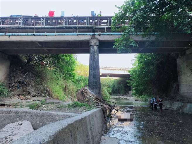 高雄市旗山區往大洲方向武鹿橋下今天下午發現一具男屍，該名男子疑似從橋上墜下，已經明顯死亡，不過身體卻有焚燒過的痕跡，目前警方已經趕往現場勘查，追查男子身份以及死因。(高雄市旗山分局提供／林雅惠傳真)
