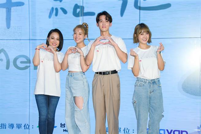 戴愛玲（左起)、鬼鬼、小樂與大元今擔任公益大使為浪浪募糧。（羅永銘攝）