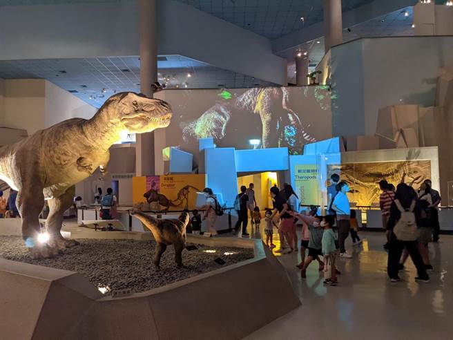 台中科博馆首度在夜间对外开放，邀请民眾看看夜晚的恐龙有什么不同的地方。（科博馆提供／林欣仪台中传真）